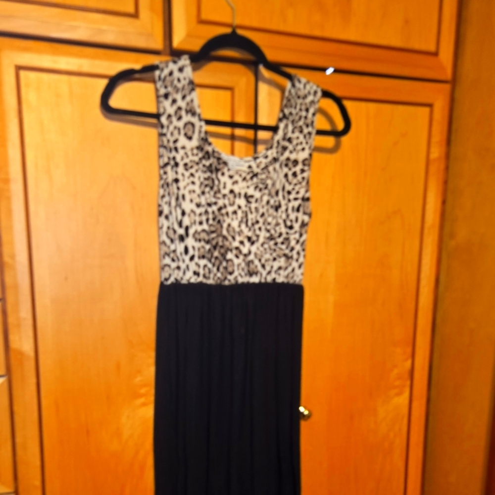 Full length flowy leopard print dress with pockets!